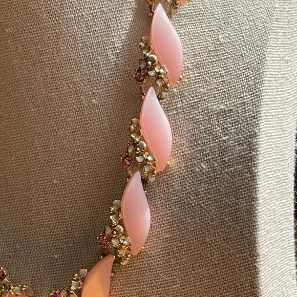 Vintage powder pink theromoset choker necklace with flowers and rhinestones - Picture 2 of 9